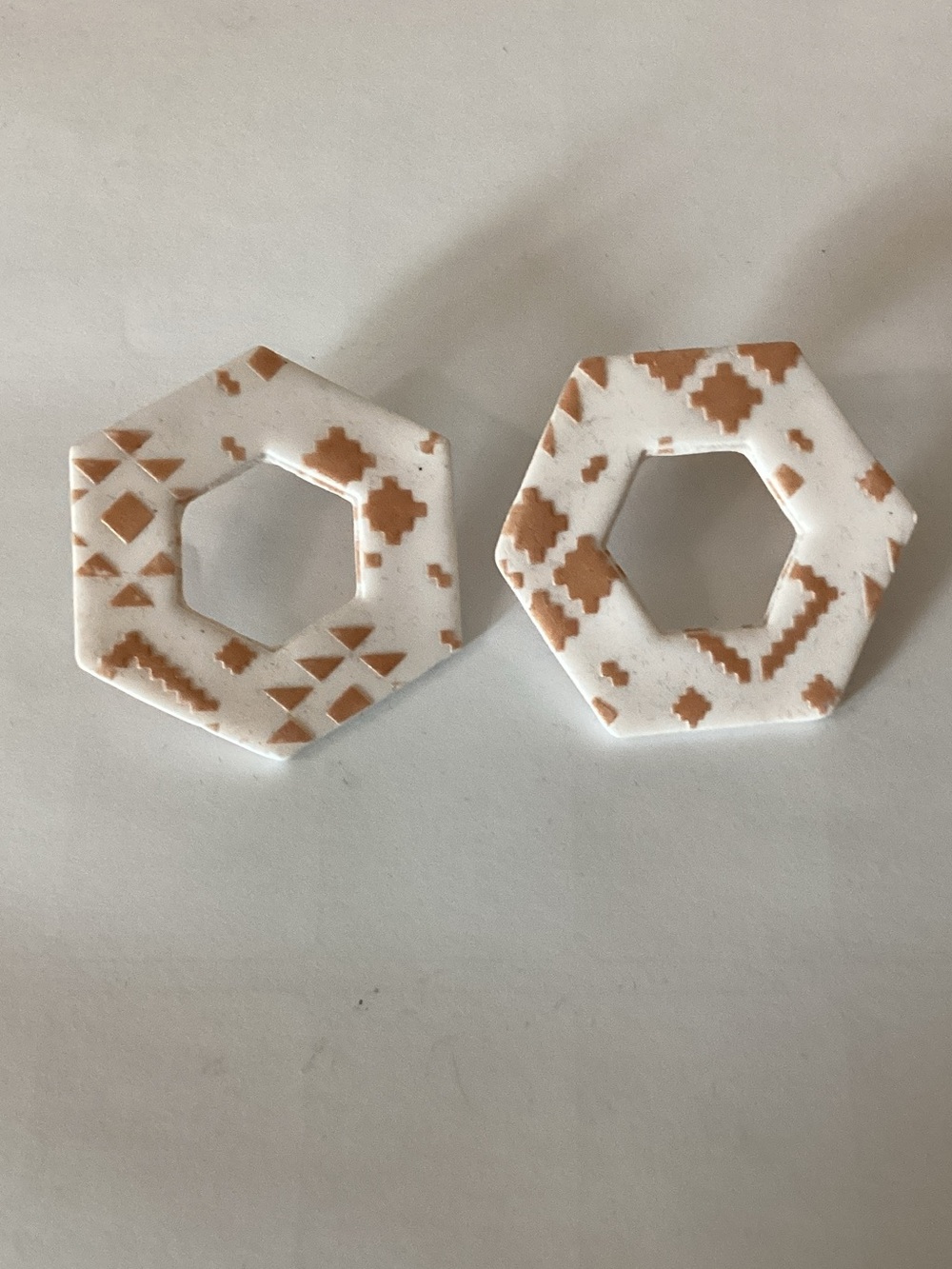 Geometricâ Hexagon Drop Earrings in White and Tan